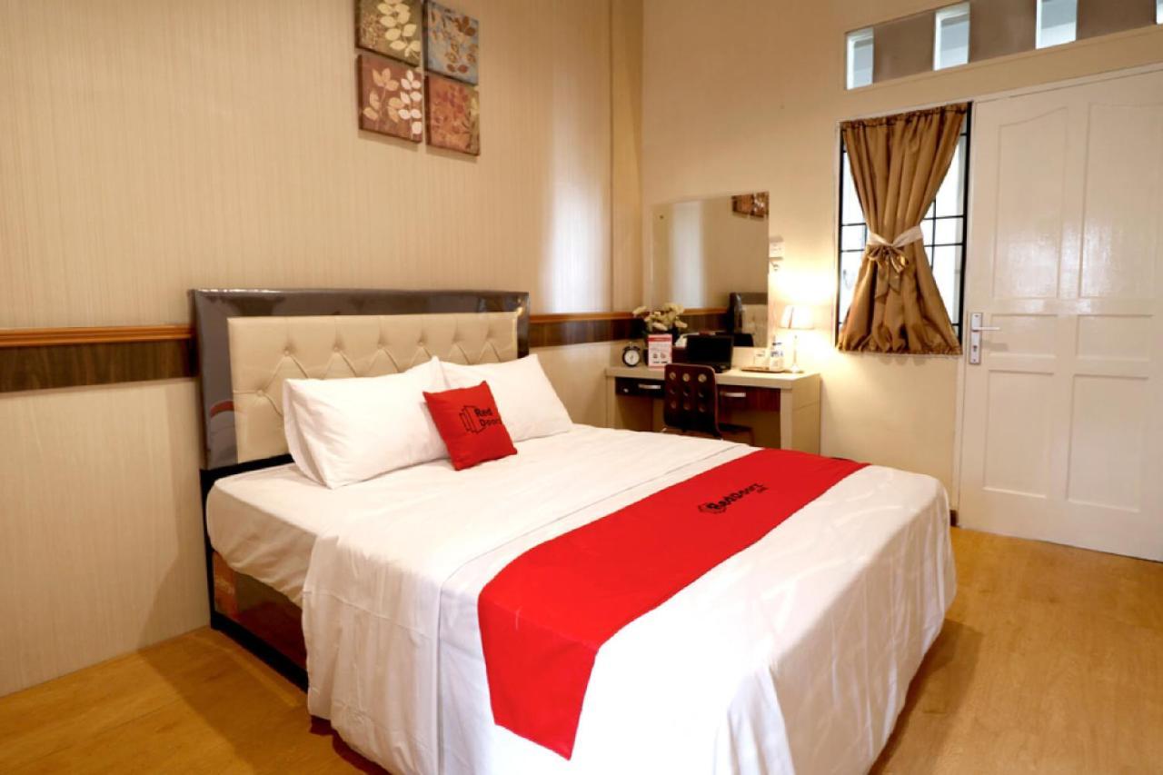 Reddoorz Plus Near Universitas Sumatera Utara Medan Esterno foto